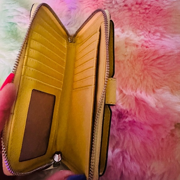 Gorgeous MK Purse Set - Picture 5 of 15